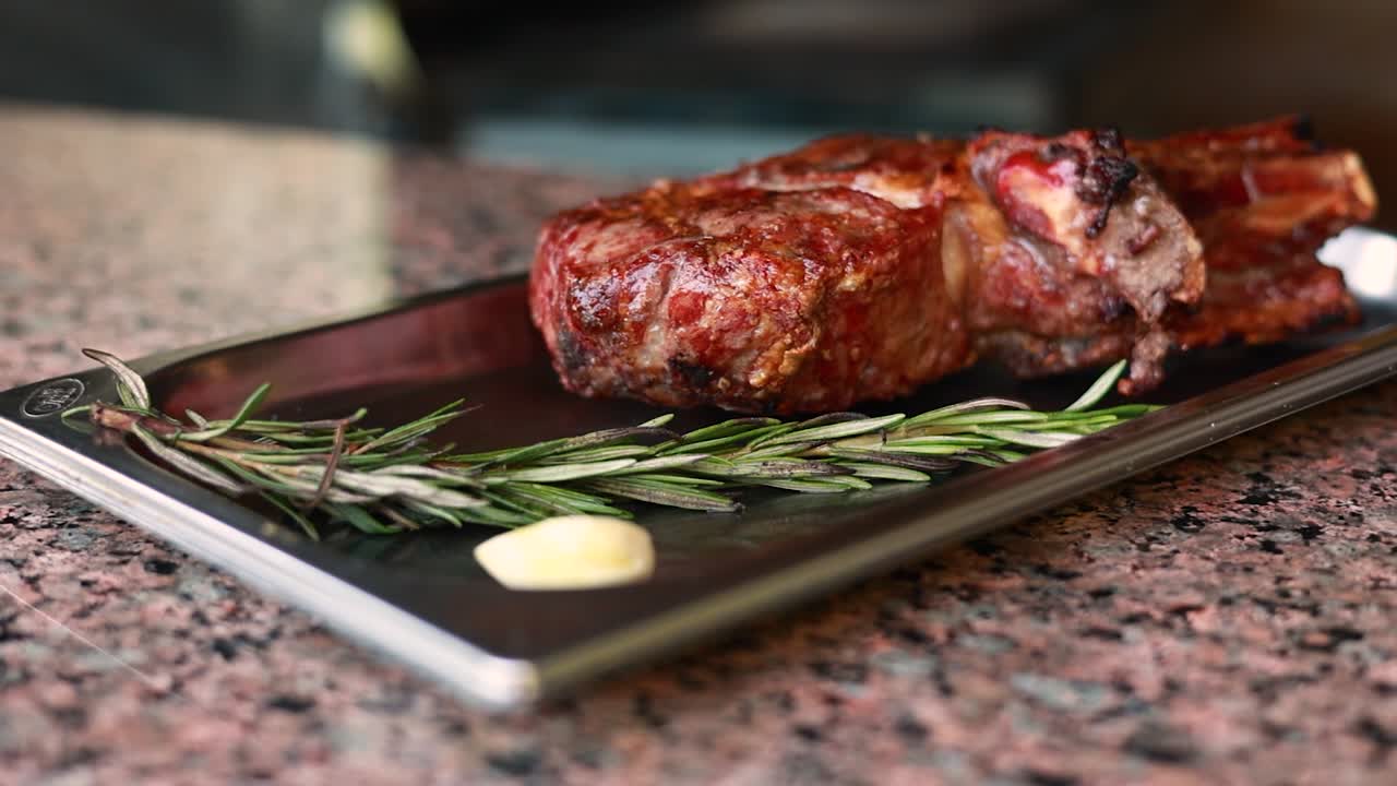 delicioso filete de costillas a la parrilla con romero y ajo