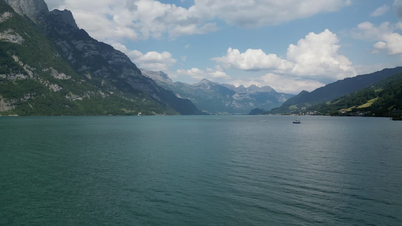 vista celestial del lago walensee adornado con montañas, horizonte nublado