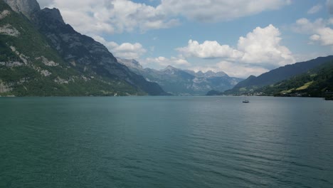 Vista-Celestial-Del-Lago-Walensee-Adornado-Con-Montañas,-Horizonte-Nublado