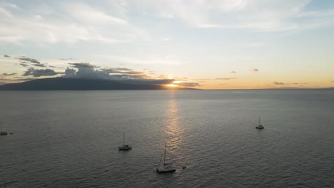 hawai puesta de sol cayendo detrás de la isla de lanai
