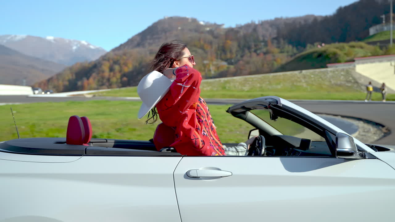 커플 이 컨버터블 로 경치 좋은 드라이브 를 즐기고 있다