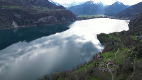 Vista-Aérea-De-Arriba-Hacia-Abajo-De-Un-Maravilloso-Lago-Alpino