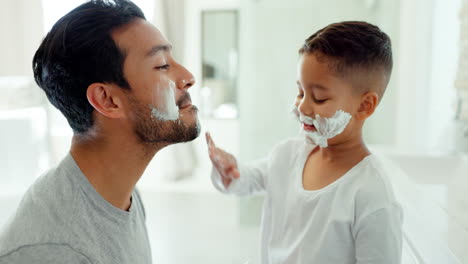 mañana, crema y padre con hijo en el baño