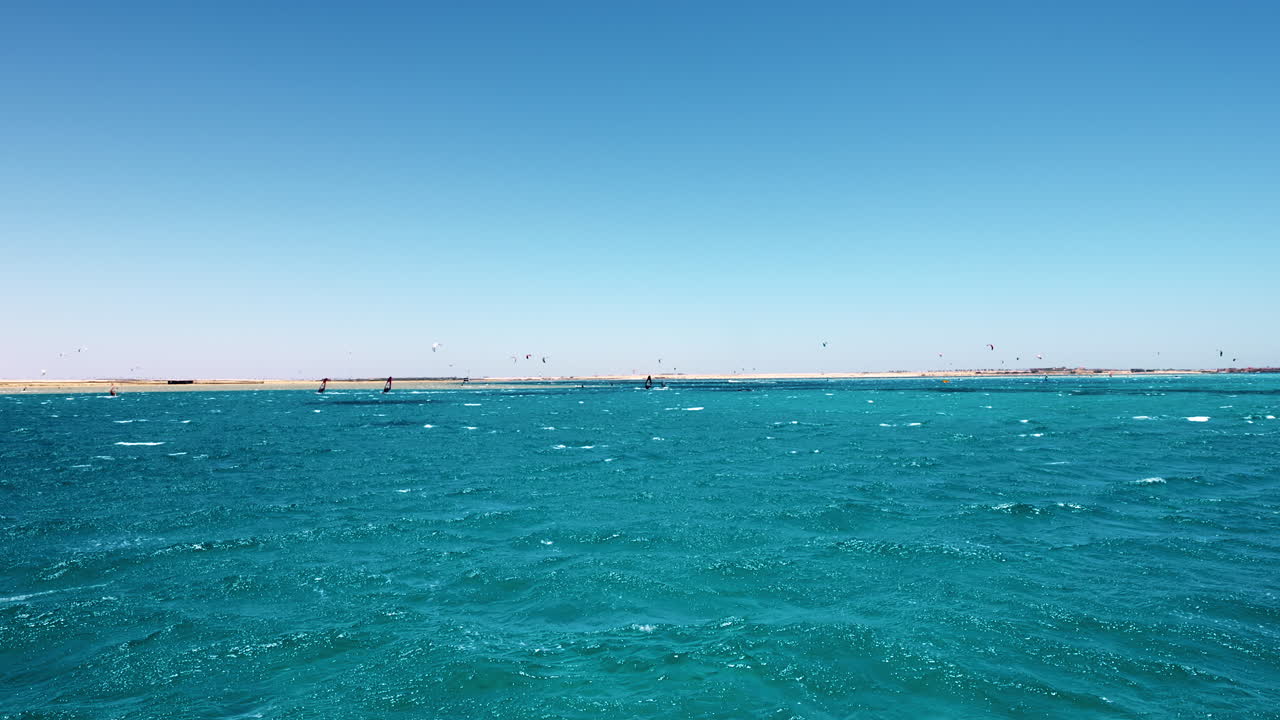 이집트 후르가다에 있는 오렌지 베이 섬의 푸른 바다에서의 레크리에이션 활동