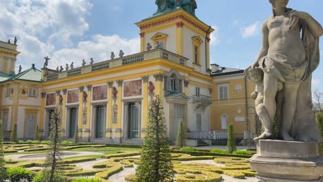 Caminar-Durante-Un-Día-Soleado-Alrededor-De-Esculturas-En-Los-Jardines-Del-Palacio