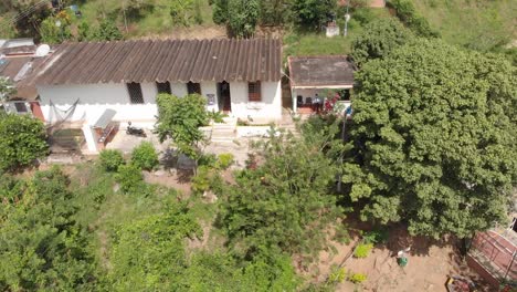 Escuela-Rural-En-Las-Montañas-Colombianas