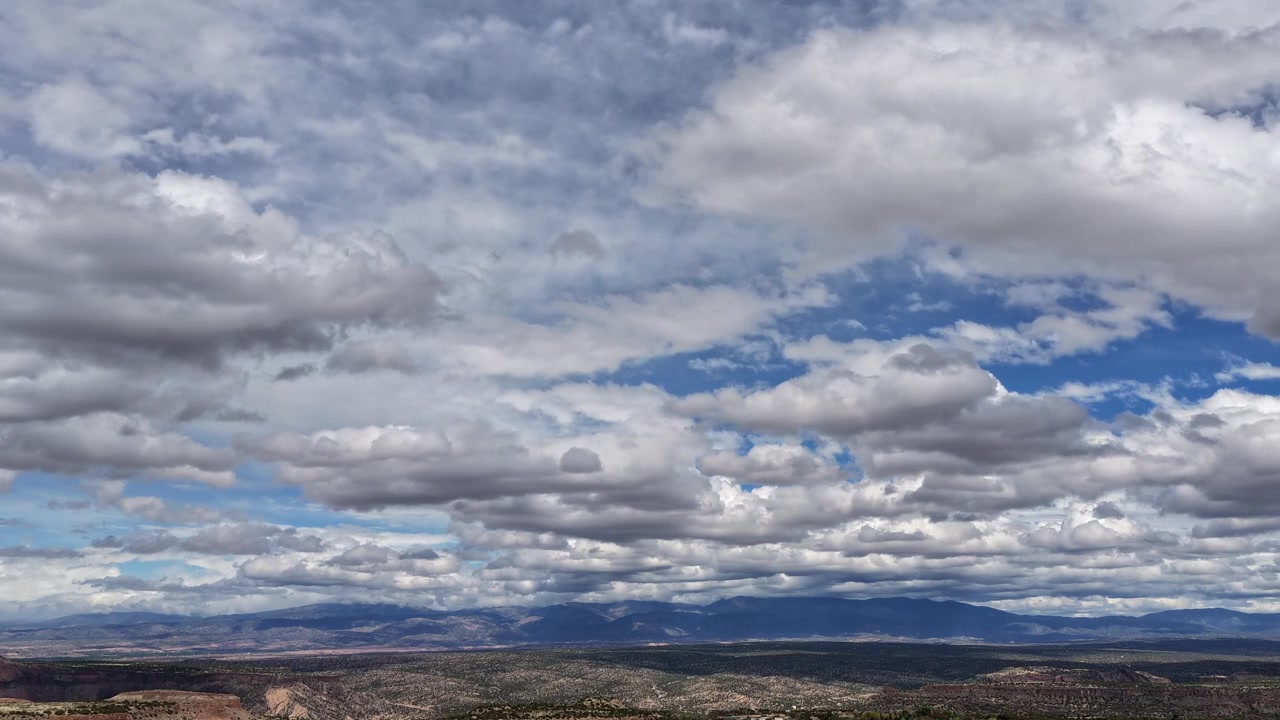 Timelapse 4K con drone cattura drammatici strati multipli di nuvole che si trasformano in una tempesta. Il movimento atmosferico rivela un tempo instabile e intenso che si sviluppa su un vasto orizzonte desertico sudoccidentale