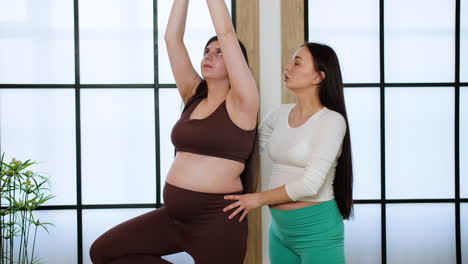 Frauen-Machen-Yoga-Drinnen