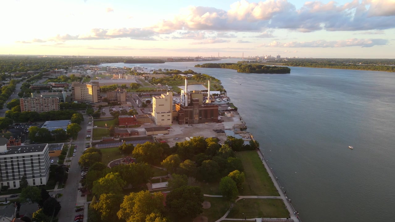 Edificio dei servizi pubblici comunali sulla riva del fiume Detroit a Wyandotte, Michigan, USA