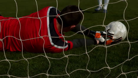 portero en rojo dejando entrar un gol durante un juego
