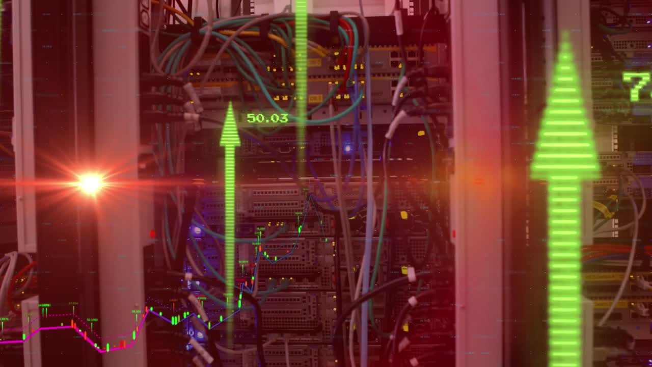 animación del procesamiento de datos financieros con flechas sobre la sala del servidor