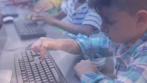 Netzwerk-Von-Verbindungen-Und-Wolken-Am-Himmel-Gegen-Kaukasischen-Jungen,-Der-In-Der-Schule-Einen-Computer-Benutzt