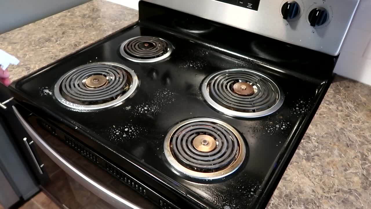 더러운 검은색에 세척제를 분사