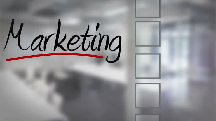 Geschäftsmann hakt Marketing-Checkliste ab