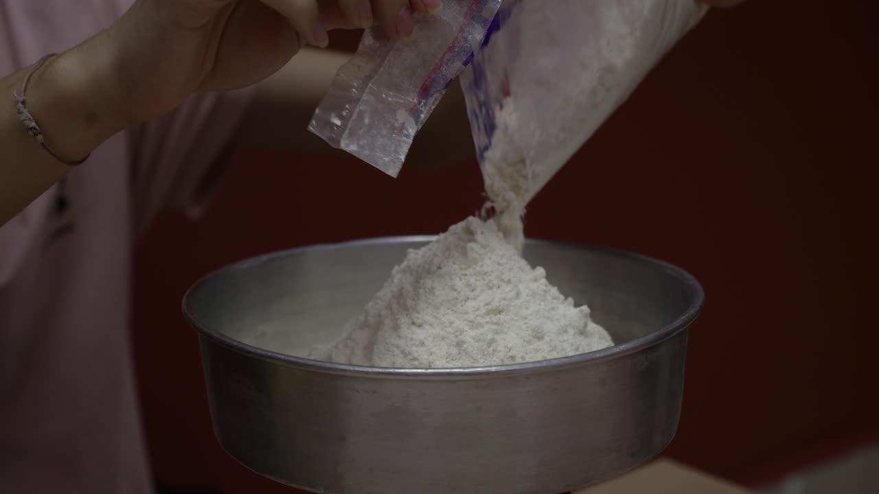 저울에 밀가루 무게