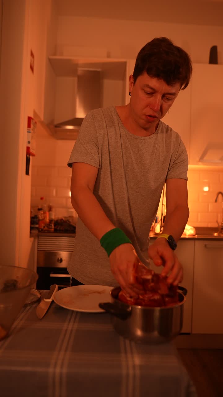 주방 에서 요리 하는 사람