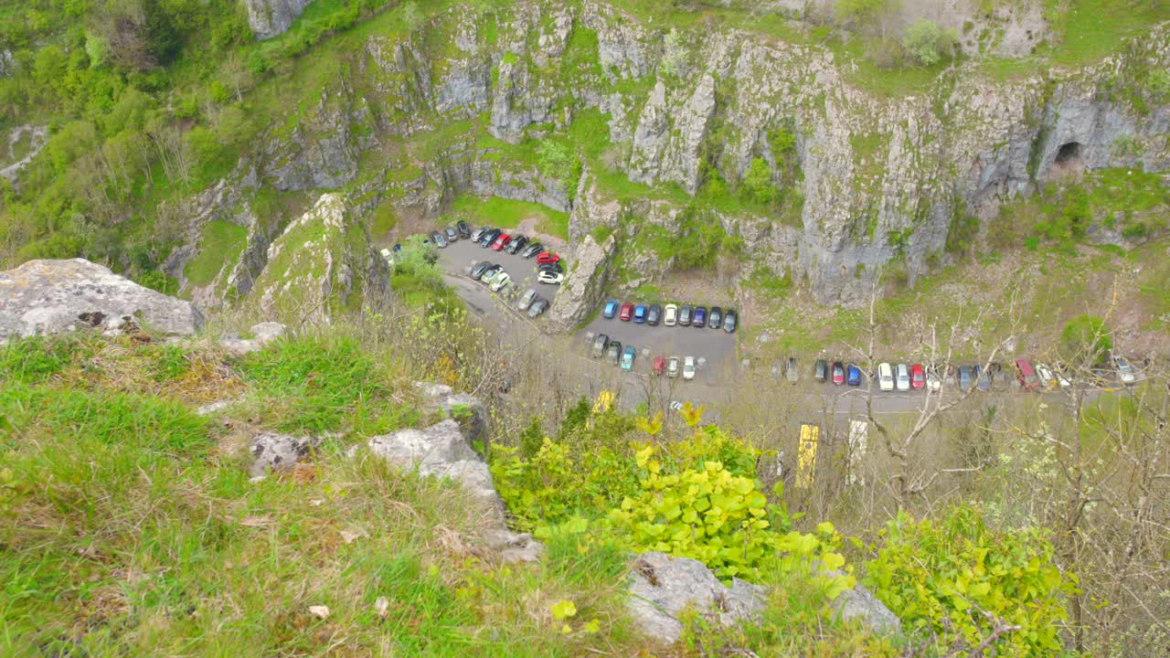 coches en el espacio de estacionamiento en el desfiladero cerca de la ciudad de cheddar en somerset, inglaterra, reino unido