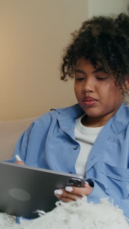 mujer usando tableta digital y teléfono inteligente