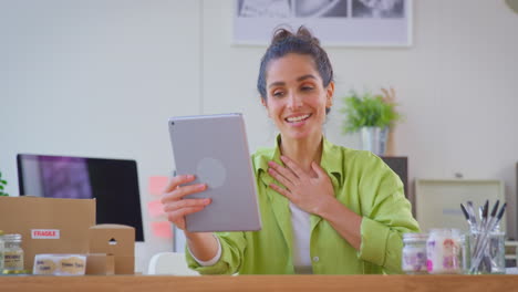 Mujer-Que-Dirige-Un-Negocio-En-Línea-Haciendo-Velas-Boutique-En-Casa-Con-Videollamada-En-Una-Tableta-Digital