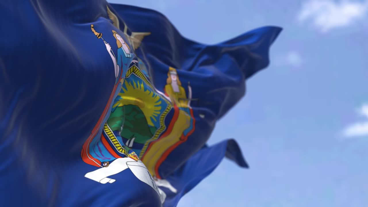 뉴욕 주의 미국 국기가 바람에 흔들리고 있다.