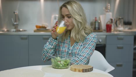 Frau-Trinkt-Saft-Und-Isst-Salat