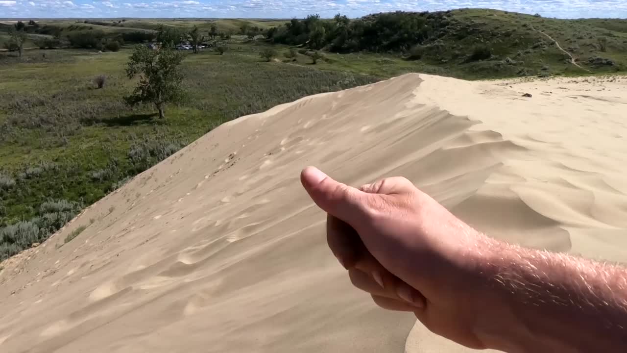 바람에 날리는 모래 가득 손