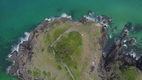 Topdown-Aéreo-De-La-Península-Del-Cabo-De-Norries-En-La-Playa-De-Cabarita,-Nueva-Gales-Del-Sur,-Australia