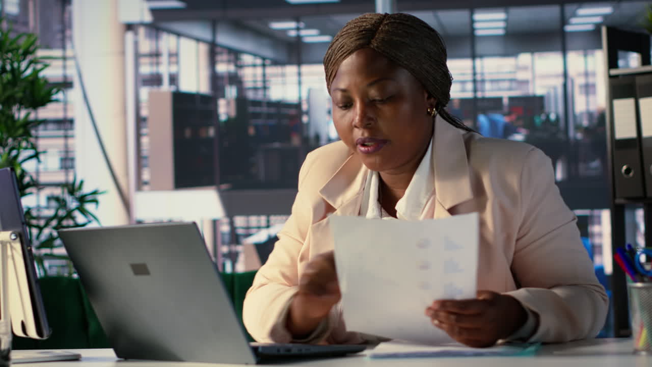 mujer de negocios trabajando en escritorio