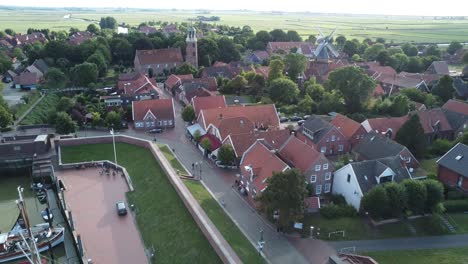 Imágenes-Aéreas-De-Drones:-Ditzum-Con-Molino-De-Viento-Y-Faro,-Día-De-Verano