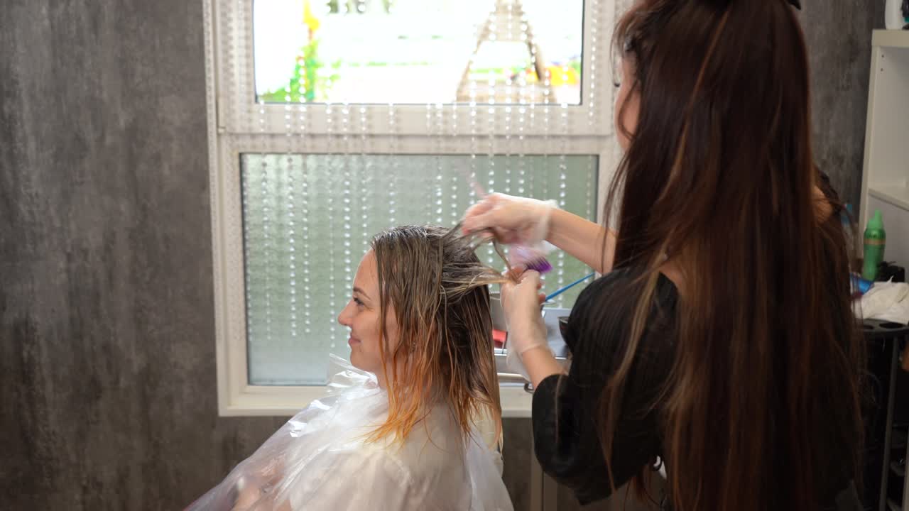 理髪店でのヘアカラーやハイライト後のブロンドヘアのヘアトーン。