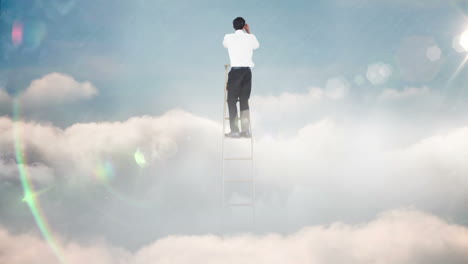 Hombre-De-Negocios-En-La-Escalera-Mirando-Hacia-Otro-Lado-Con-Binoculares-Sobre-Fondo-De-Cielo-Azul