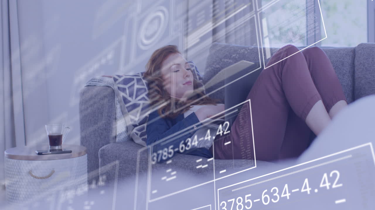 소파에 노트북을 사용하는 백인 여성에 대한 데이터 처리 애니메이션