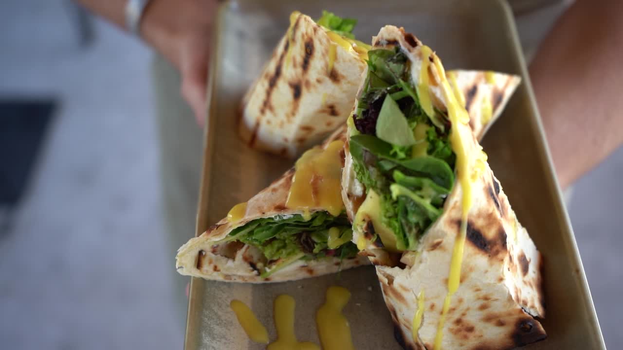 Sandwich lezat dengan selada dan alpukat.