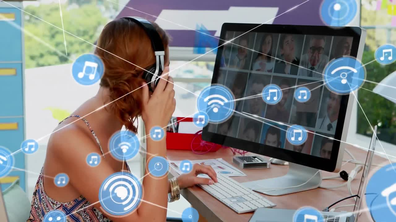 연결 아이콘의 네트워크 컴퓨터를 사용하여 헤드폰을 착용하는 여성에 대항