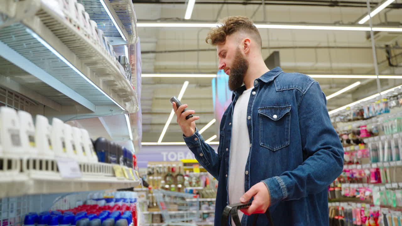 Uomo che fa shopping al supermercato