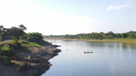 Un-Pescador-De-Pie-En-Un-Pequeño-Bote-De-Madera-En-El-Río-Surma