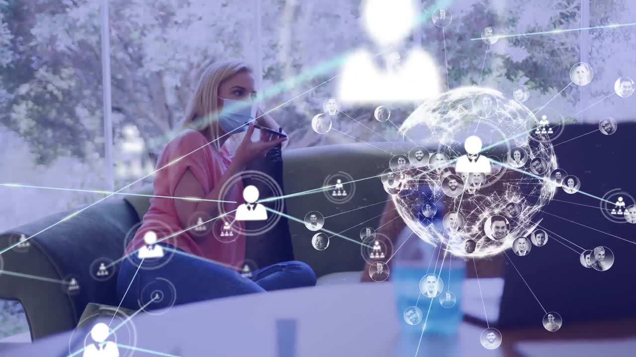 스마트폰을 사용하여 얼굴 마스크를 쓴 백인 여성 위에 미디어 아이콘의 애니메이션