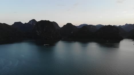 Vista-Aérea-De-Drones-Del-Océano-Y-Las-Islas-De-Piedra-Caliza-De-La-Bahía-De-Halong-Vietnam