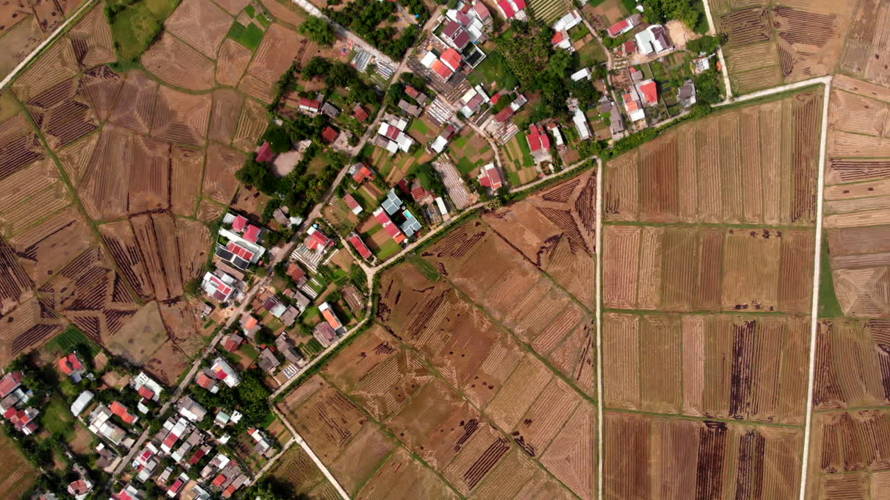 casas de agricultores rurales y campos de arroz en da nang vietnam, antena aérea de giro rápido