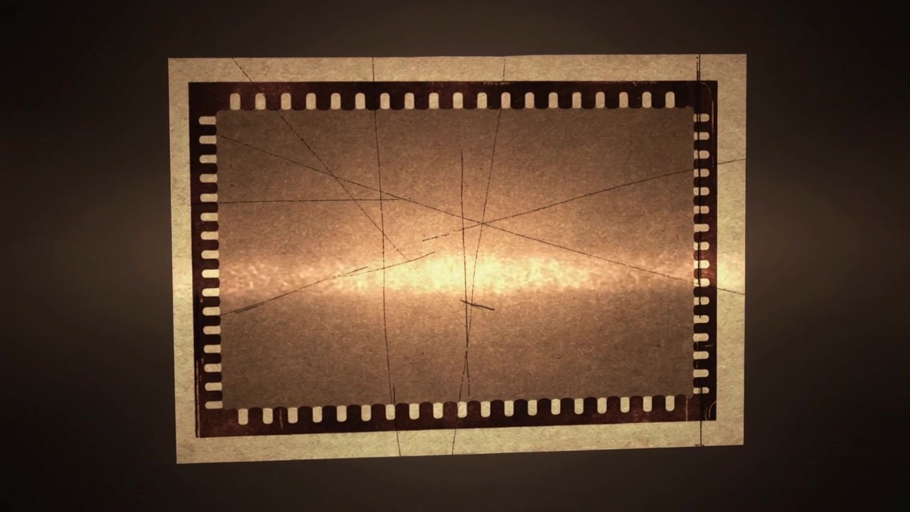 Leuchtendes Filmstreifen-Panel wird heller und dunkler, während die Bilder in einem schwach beleuchteten Raum voranschreiten und Zahnräder zeigen.