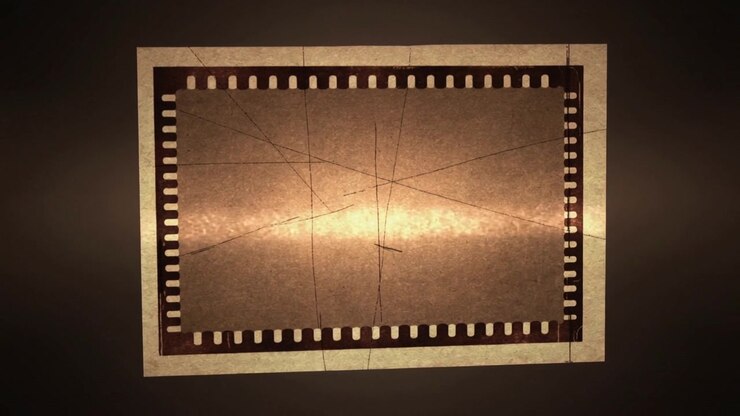 Pannello a striscia di pellicola luminoso che si illumina e si attenua mentre i fotogrammi avanzano in una stanza buia, mostrando le perforazioni.