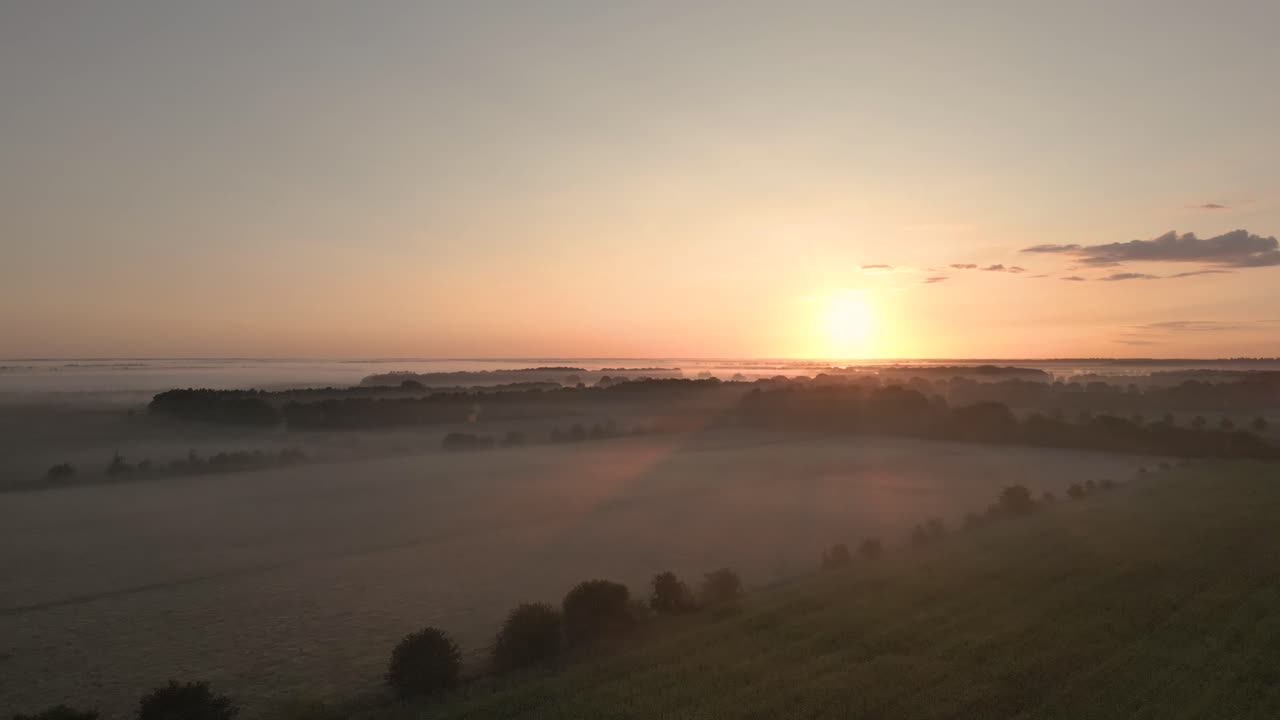 el amanecer sobre los campos de niebla