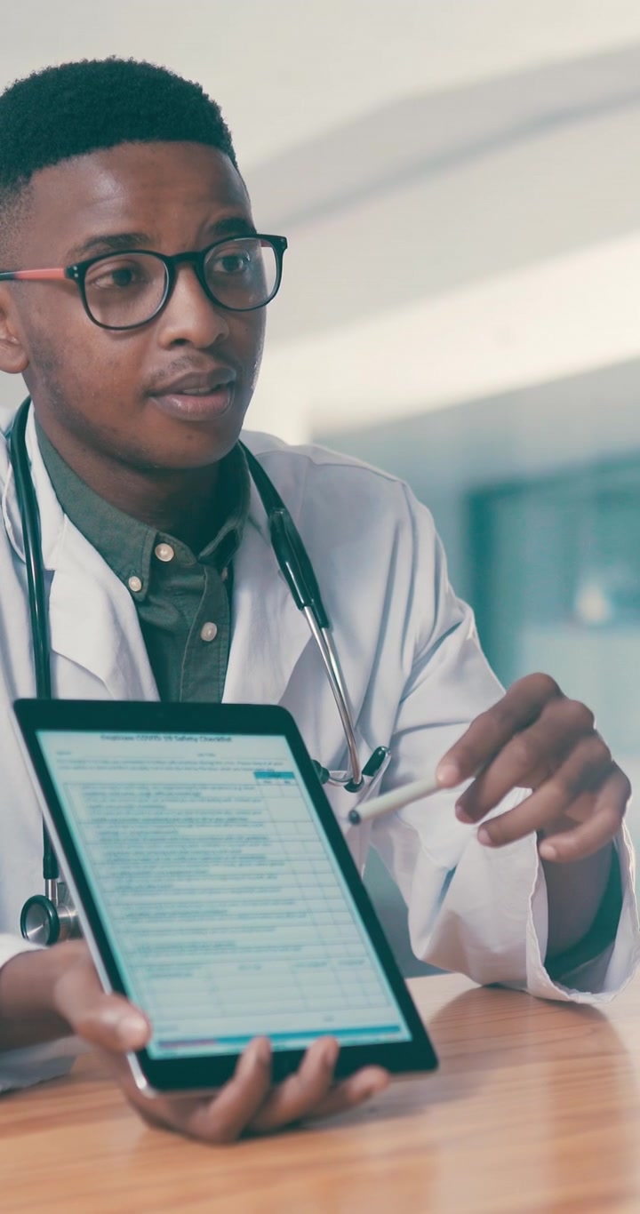Il medico discute informazioni mediche con il paziente usando la tavoletta