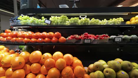 tiro de frutas y verduras orgánicas frescas y saludables en el estante de la tienda de comestibles