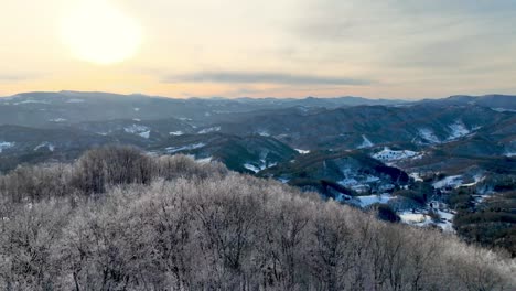 retirada aérea sobre el hielo de rime cerca de boone y el soplo de roca nc en las montañas blue ridge