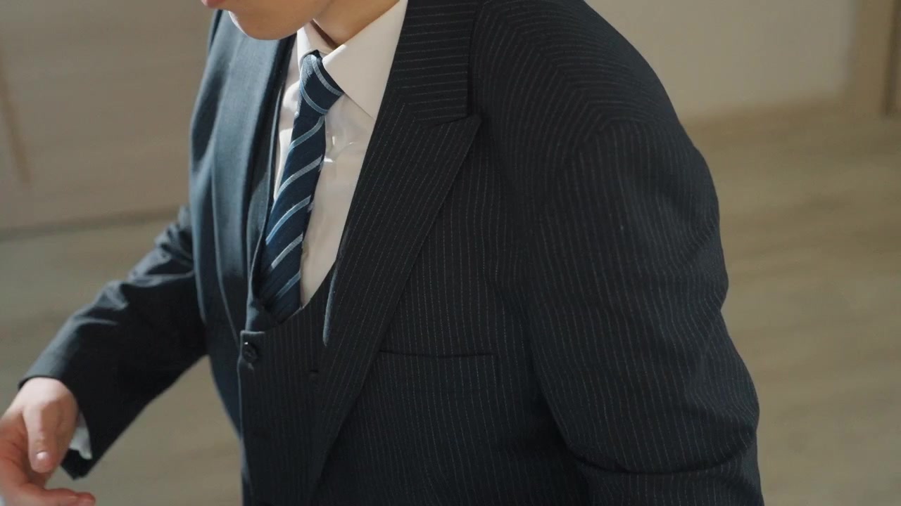 Uomo che prova il suo discorso. L'uomo si esercita a pronunciare il suo discorso con sicurezza. Un individuo di sesso maschile prova diligentemente il suo discorso programmato per garantire una consegna fluida e fiducia