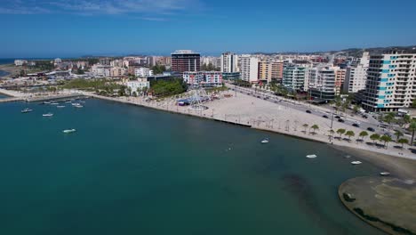 Paseo-Del-Puerto-De-Vlora:-Ambiente-De-Vacaciones-De-Verano-Con-Vistas-Al-Mar,-Playas-Y-Hoteles-Con-Encanto-A-Lo-Largo-De-La-Hermosa-Costa-Albanesa