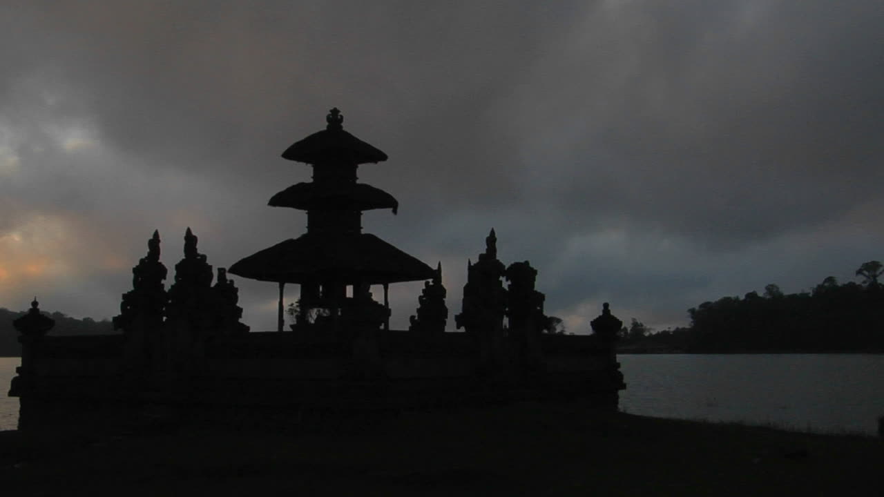 호수 3에서 반사를 내려다보는 발리 사원