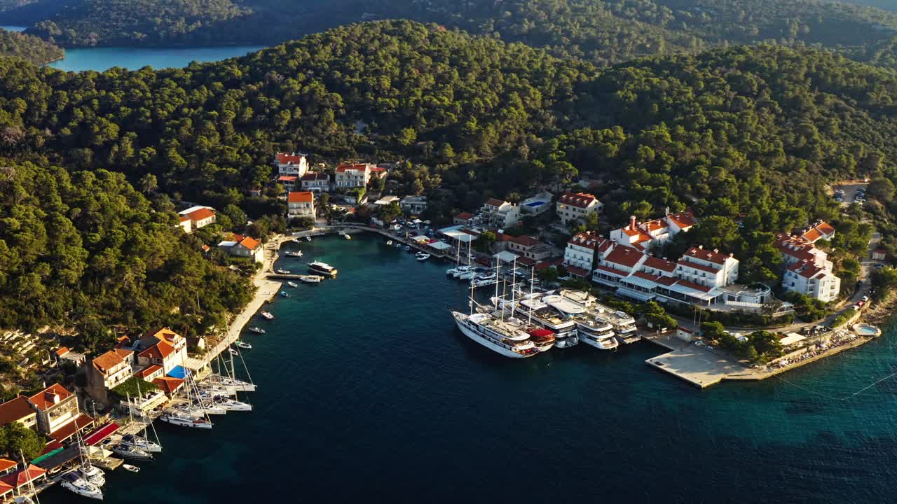 Letecký pohled na přístav v obci Pomena v Národním parku Mljet v Chorvatsku - záběr z dronu