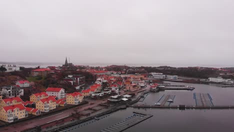 hermosa vista del colorido paisaje urbano de lysekil, suecia en un día sombrío - fotografía aérea